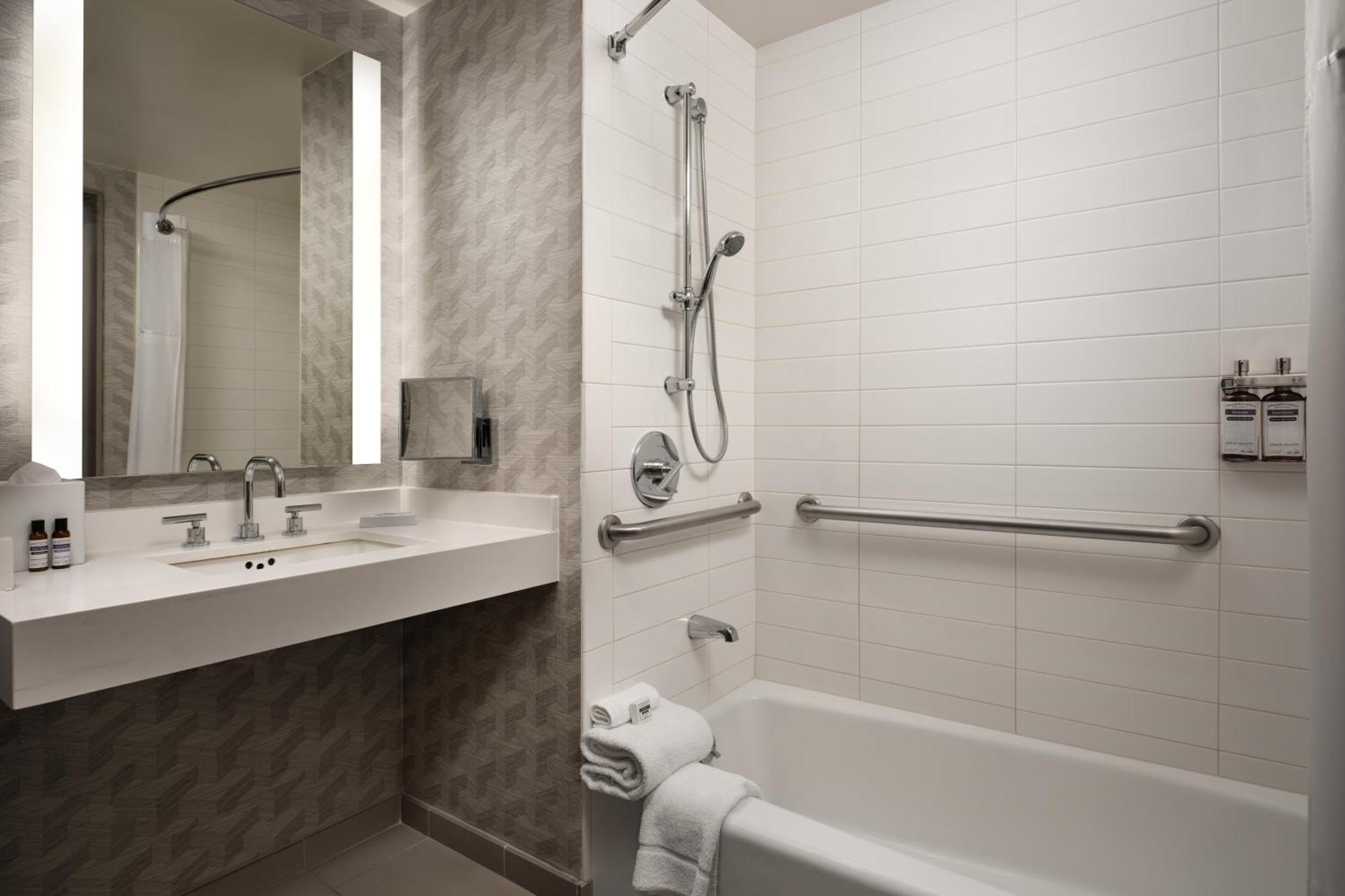 Chambre Lit King-Size avec Baignoire Accessible aux Personnes à Mobilité Réduite
