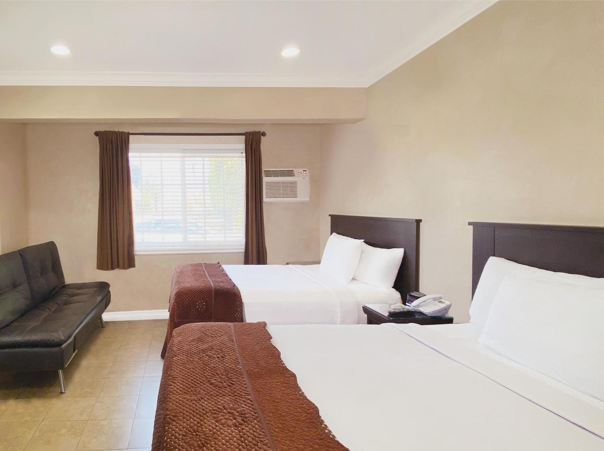 Deluxe Two Queen Bed + Sofa Bed,1710201362:JPEG